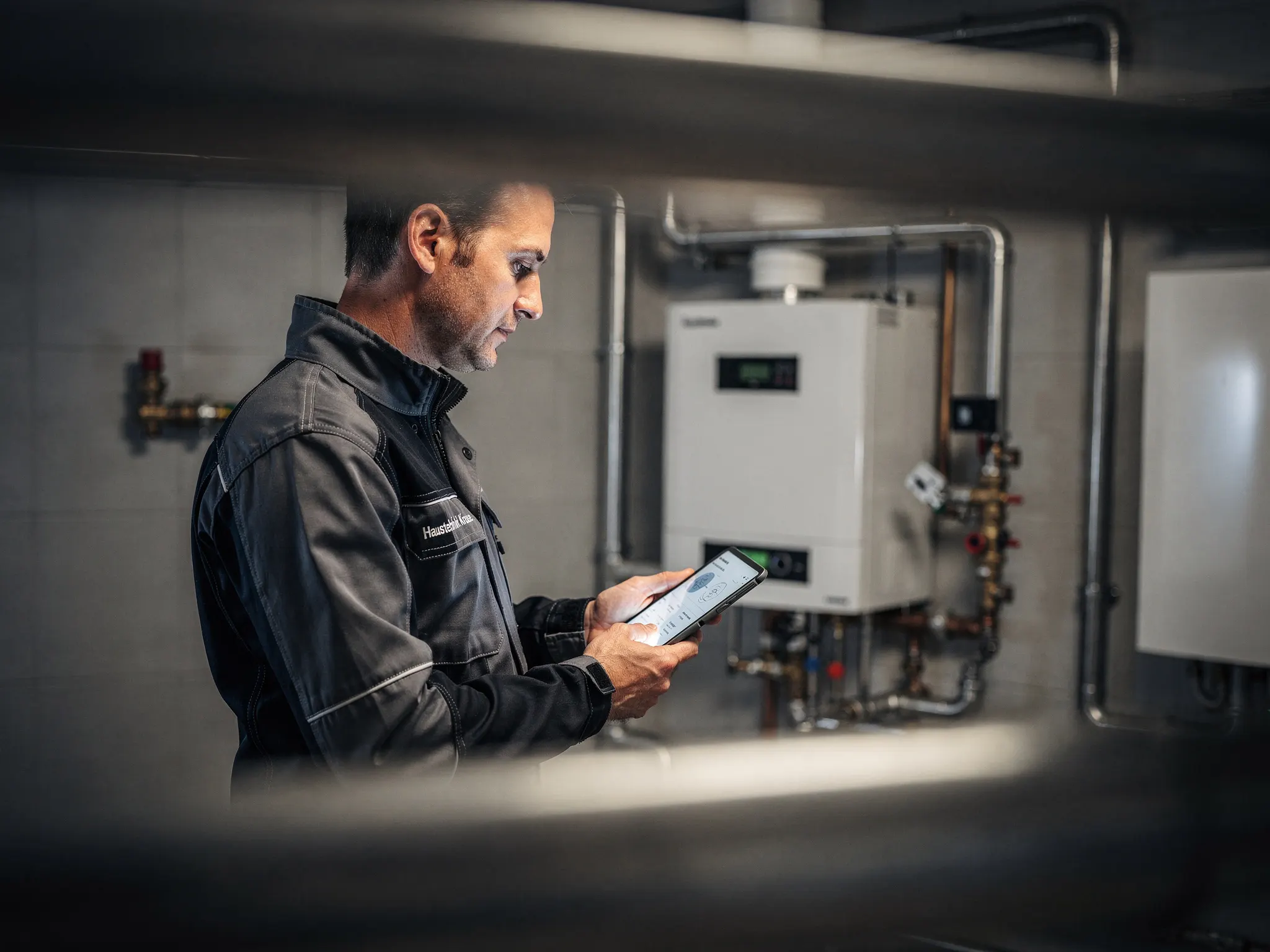 Heizungsanlage in modernem Technikraum