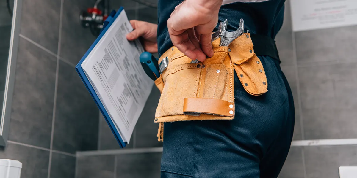 Wartung: Techniker prüft Anlage